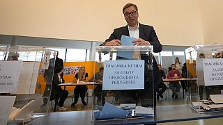 El actual presidente serbio y favorito según los sondeos, Alexandar Vucic, vota en Belgrado, Serbia