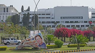 لافتة تحمل صورة خان أمام البرلمان الباكستاني
