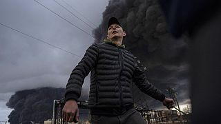 Un homme devant la raffinerie d'Odessa en feu
