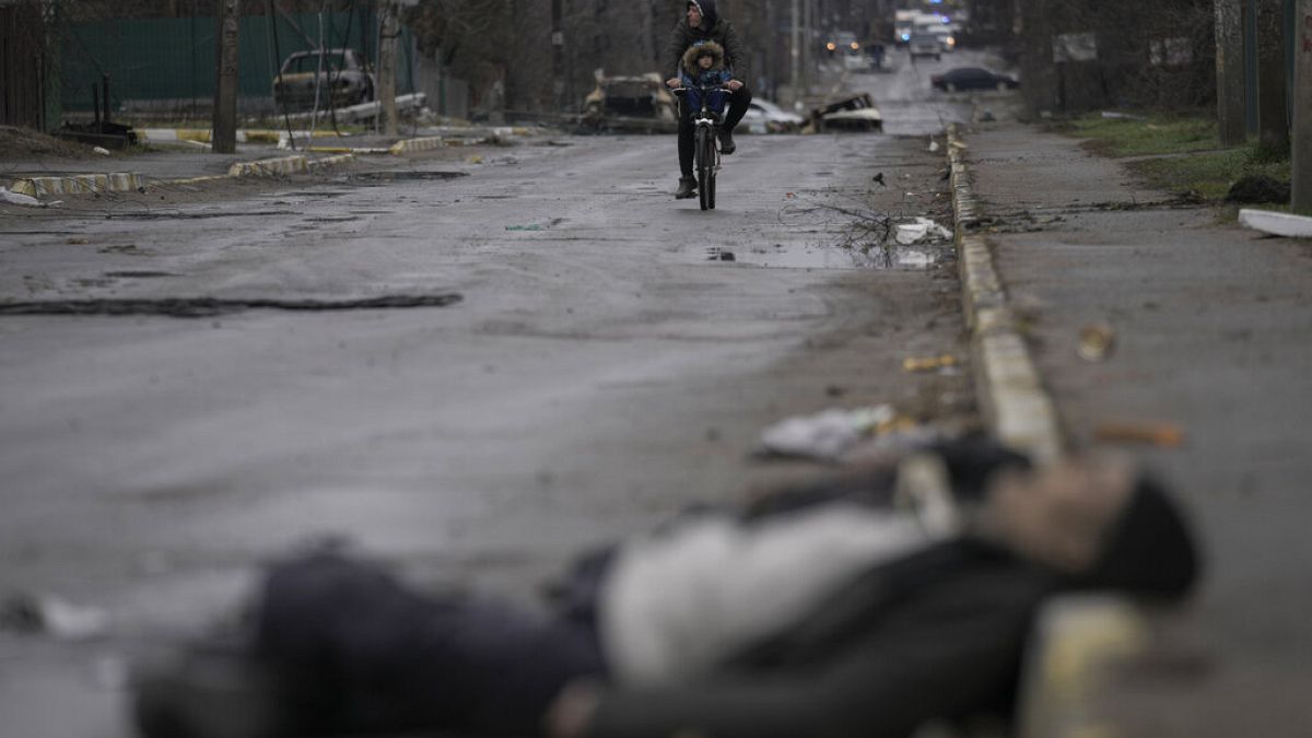 Um corpo numa rua de uma localidade na Ucrânia