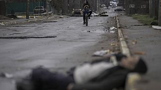 Tote in den Straßen von Butscha bei Kiew in der Ukraine