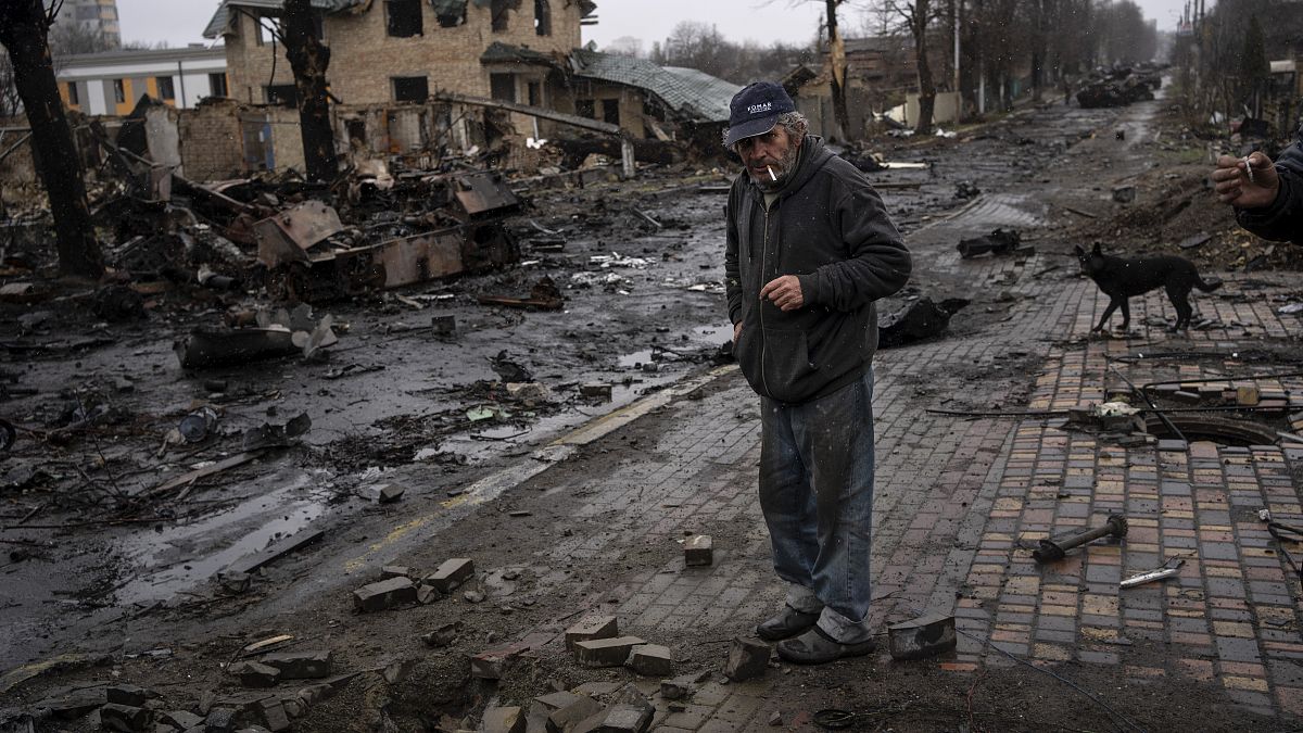 Житель города Буча, Украина на фоне последствий военных действий. 3 апреля 2022 года
