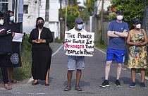 Manifestantes desafían el toque de queda en Sri Lanka