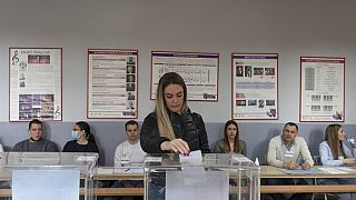 Egy belgrádi szavazó voksol