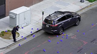 Un enquêteur photographie la scène de la fusillade à Sacramento, en Californie, dimanche 3 avril 2022.