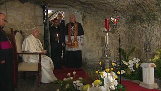 El papa en la gruta donde se refugió San Pablo en Malta