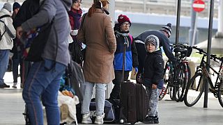 Des réfugiés ukrainiens attendent à la gare de Varsovie, en Pologne, dimanche 3 avril 2022.