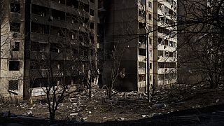 Zerstörtes Wohngebäude in Charkiw in der Ukraine