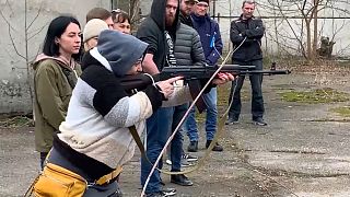 Civis aprendem a usar armas de fogo em Odessa, Ucrânia