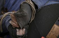 Le corps sans vie d'un homme, les mains attachées derrière le dos, gît sur la chaussée à Bucha, en Ukraine, dimanche 3 avril 2022