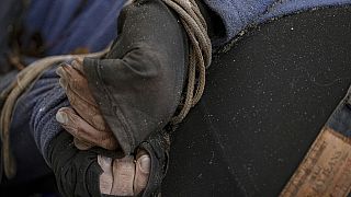 Le corps sans vie d'un homme, les mains attachées derrière le dos, gît sur la chaussée à Bucha, en Ukraine, dimanche 3 avril 2022