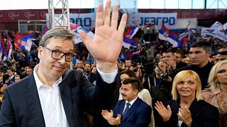Aleksandar Vučić acena aos apoiantes durante um comício
