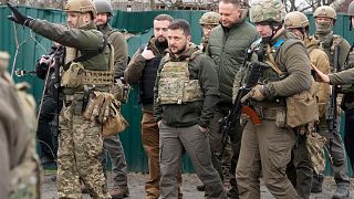 الرئيس الأوكراني فولوديمير زيلينسكي في بوتشا حيث تتهم القوات الروسية بارتكاب جرائم حرب
