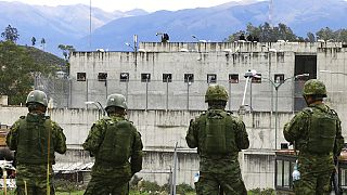 Στρατιώτες έξω από την φυλακή Ελ Τούρι στον Ισημερινό όπου σημειώθηκαν ταραχές