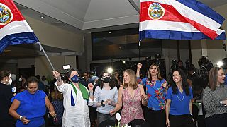 Υποστηρικτές του νέου προέδρου Ροδρίγο Τσάβες πανηγυρίζουν στην Κόστα Ρίκα