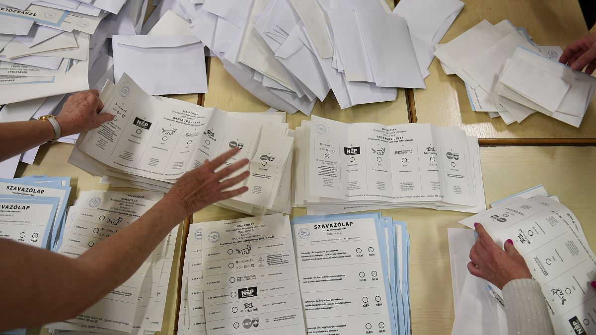 فرز الأصوات بعد إغلاق مراكز الاقتراع للانتخابات العامة في  المجر/بودابست ، يوم الأحد 3 أبريل 2022.
