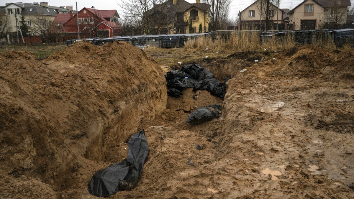Corpos em fossa comum, Bucha (Ucrânia)