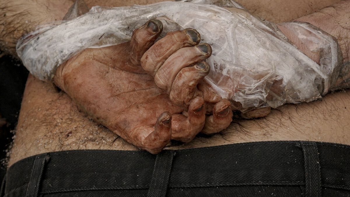 A bucsai mészárlás egyik áldozatának élettelen testéről készült felvétel