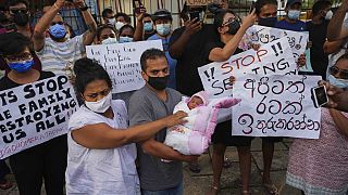 Egy Srí Lanka-i házaspár egy kormányellenes tüntetésen Colombóban