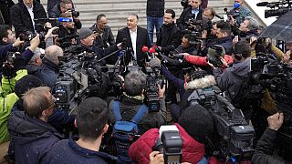 Viktor Orban, umringt von Journalist:innen