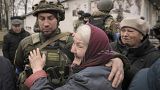 Una anciana llora en brazos de un soldado ucraniano en la ciudad de Bucha, cerca de Kiev.