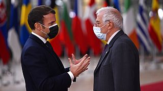 O Γάλλος πρόεδρος Εμανουέλ Μακρόν με τον επικεφαλής της ευρωπαϊκής διπλωματίας Ζοζέπ Μπορέλ