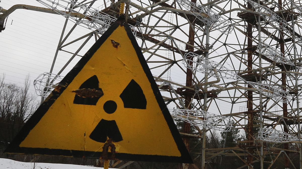 Sugárveszélyre figyelmeztető tábla Csernobilnál