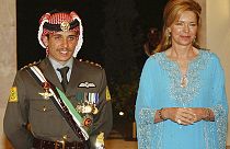  الأمير حمزة مع والدته الملكة نور أثناء حفل زفافه في عمان، الأردن، في 27 مايو 2004