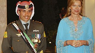  الأمير حمزة مع والدته الملكة نور أثناء حفل زفافه في عمان، الأردن، في 27 مايو 2004
