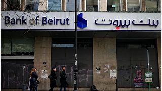 مواطنون يسيرون أمام فرع مغلق لبنك بيروت في العاصمة اللبنانية