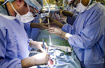 Ameliyathanede operasyon yürüten hekimler/ Arşiv