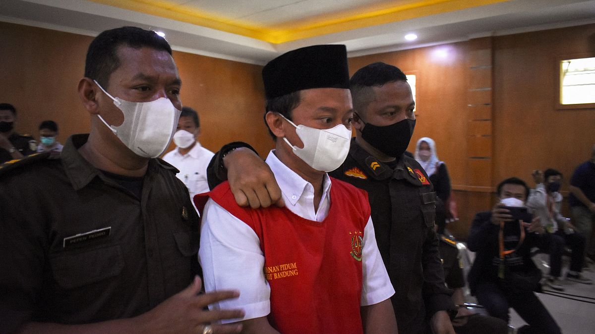 Endonezya'da öğrencilerine tecavüz eden öğretmen