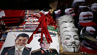 صور الرئيس الراحل محمد مرسي كُتب عليها "ارحل" ، وقائد الجيش المصري الفريق عبد الفتاح السيسي على طاولة بائع في ميدان التحرير، في القاهرة، مصر، الجمعة 12 يوليو 2013.