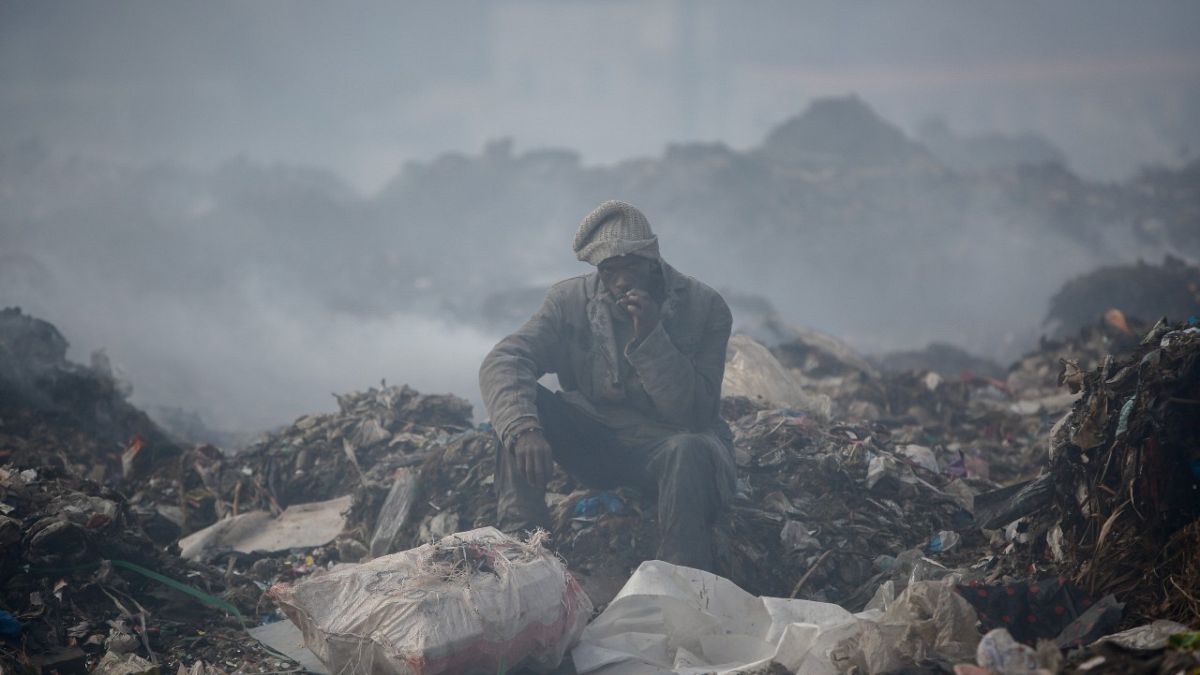 Kenya'nın başkenti Nairobi'nin en büyük çöplüğü olan Dandora'da, yaşamını sürdürmek için geri dönüştürülebilir malzemeleri toplayan bir adam