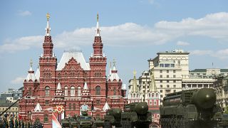 صورايخ بالستية عابرة للقارات خلال عرض عسكري في الساحة الحمراء بموسكو