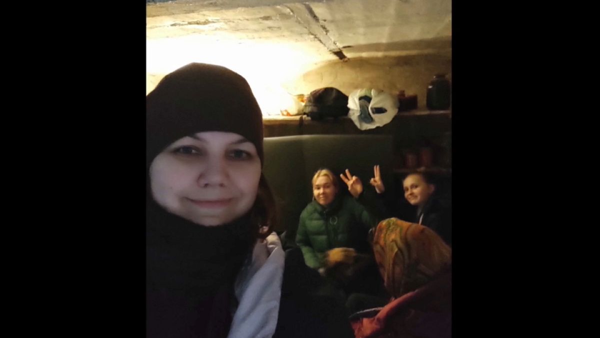 Una foto della famiglia Kozlova mentre si trovava in un rifugio a Bucha, Ucraina