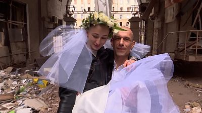 الزوجان الأوكرانيان أثناء الزفاف