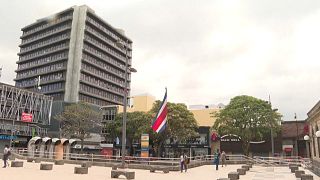 La bandera costarricense en una plaza de San José,Costa Rica, 4/4/2022