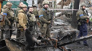 Präsident der Ukraine Wolodymyr Selenskyj in Butscha, wo viele Tote gefunden wurden
