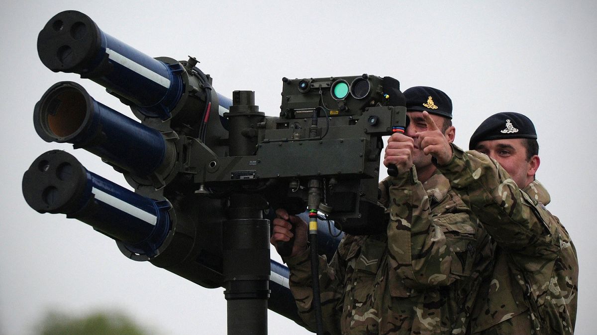 جنود بريطانيون يتسخدمون نظام الدفاع الجوي Starstreak اثناء التدريبات
