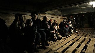Personas se refugian bajo tierra tras las explosiones al oeste de Ucrania