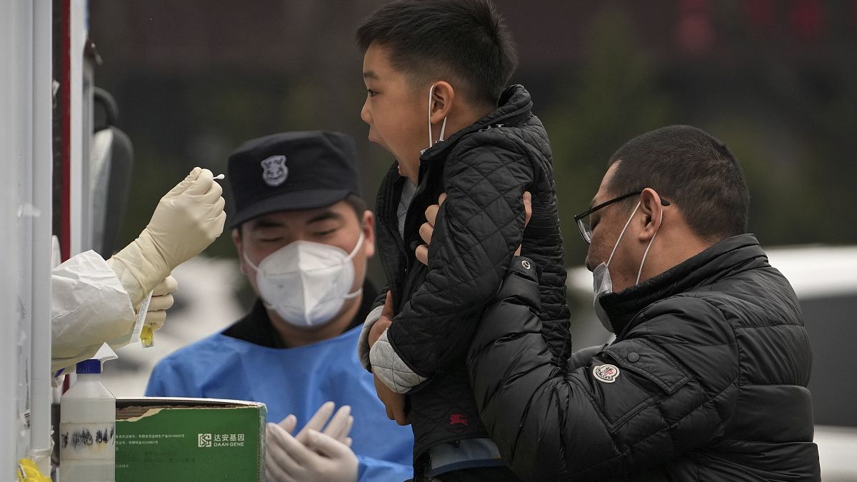 Pic de contaminations à Shanghaï - un enfant se fait tester - le 29 mars 2022