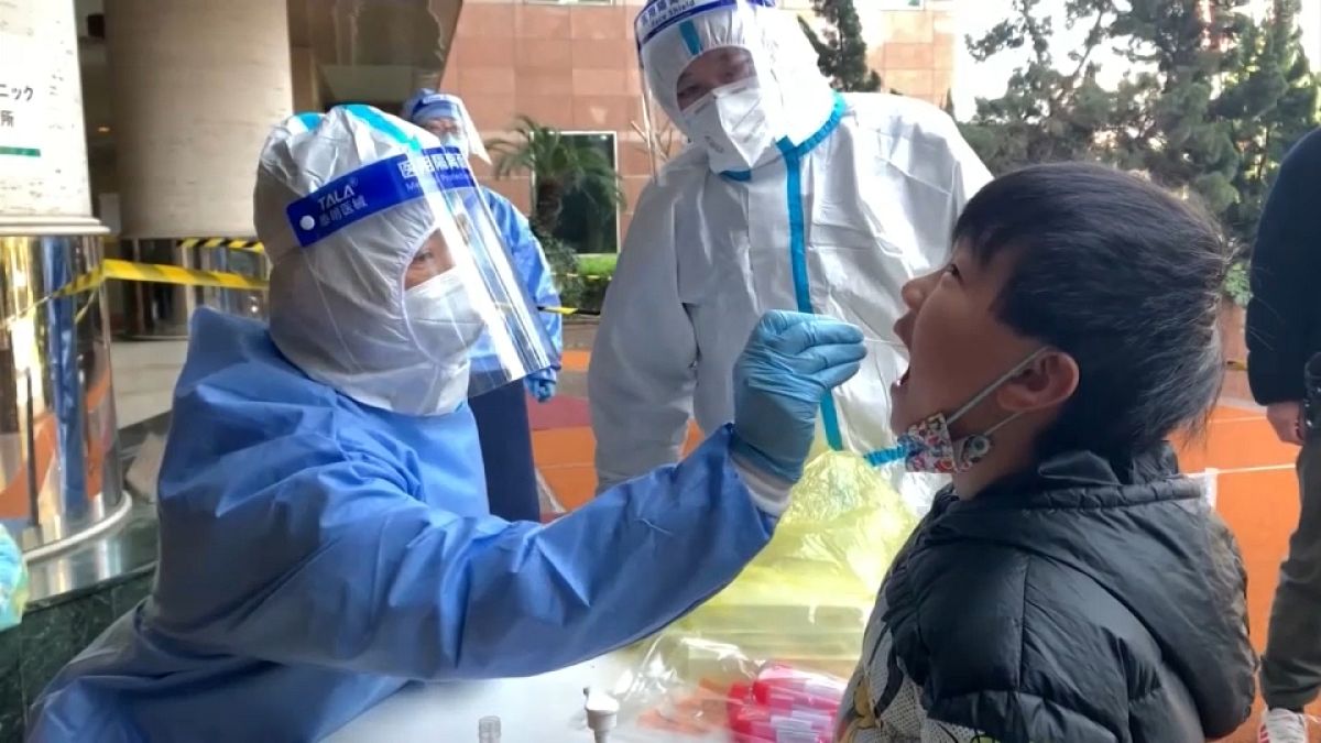 Equipas de saúde reforçadas para testar toda a população em Xangai