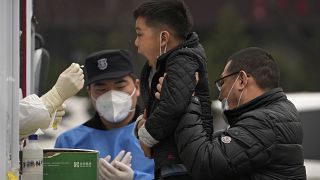 Pic de contaminations à Shanghaï - un enfant se fait tester - le 29 mars 2022
