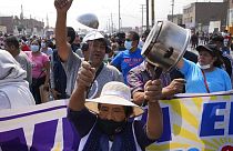 Conductores y residentes protestan en la Carretera Central, en las afueras de Lima (Perú), el 4 de abril de 2022. 