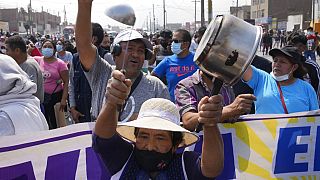 Conductores y residentes protestan en la Carretera Central, en las afueras de Lima (Perú), el 4 de abril de 2022.