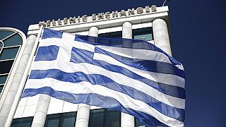 Η ελληνική σημαία κυματίζει έξω από το χρηματιστήριο Αθηνών- εικόνα αρχείου