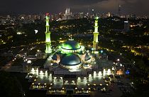 Az iszlám színével, a zölddel világították ki a Wilayah-mecsetet Kuala Lumpurban a ramadán első estéjén