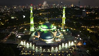 Az iszlám színével, a zölddel világították ki a Wilayah-mecsetet Kuala Lumpurban a ramadán első estéjén 