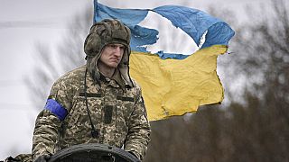 Ουκρανός στρατιώτης με τη σημαία της χώρας του πάνω σε άρμα στα περίχωρα του Κιέβου